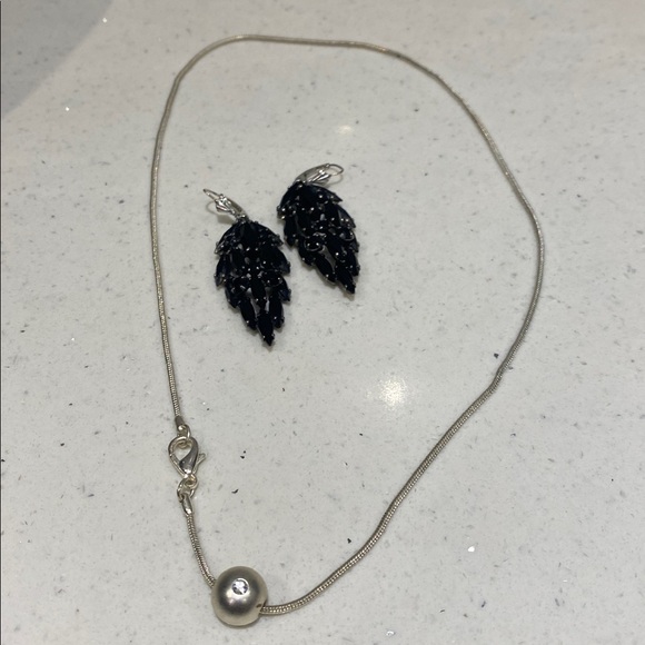 Jewelry - Elegant Silver Necklace 3 crystal  on pendant with earrings